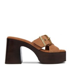 Klapki Guess Jeans. Brązowe klapki Guess Jeans, z aplikacjami, z jeansu, bez obcasa. Za 329.99 zł.