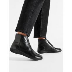 Botki Josef Seibel. Czarne botki Josef Seibel, bez wzorów, bez obcasa, na płaskiej podeszwie, bez zapięcia. Za 429.99 zł.