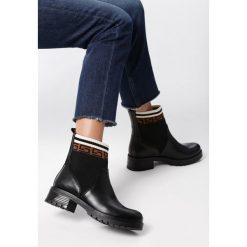 Czarne Botki Sariah. Czarne botki Born2be, bez wzorów, z okrągłym noskiem, za kostkę, bez obcasa, na płaskiej podeszwie, bez zapięcia. Za 139.99 zł.