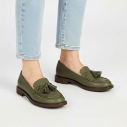 Mokasyny damskie Armodo, cholewka ze skóry naturalnej o gładkim wykończeniu z dekoracyjnymi frędzlami na podbiciu, zielone, 1726. Zielone mokasyny Armodo, bez wzorów, z nubiku, bez obcasa. Za 439.00 zł.
