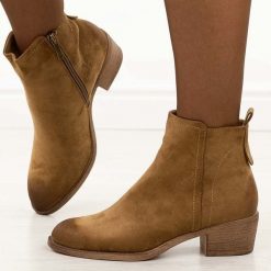 Brązowe zamszowe botki damskie Potocki 12737. Brązowe botki POTOCKI, na jesień, bez wzorów, z jeansu, z okrągłym noskiem, bez obcasa, na obcasie, bez zapięcia. Za 219.00 zł.