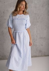 Jasnoniebieska Sukienka w Stylu Boho z Bawełną w Kratę i Marszczoną Górą Diomereia. Niebieskie sukienki Renee, na co dzień, na lato, l, bez wzorów, z bawełny, boho, bez kołnierzyka, bez ramiączek, maxi, proste. Za 169.99 zł.