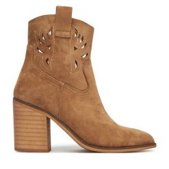 Botki DeeZee. Brązowe botki DeeZee, bez wzorów, bez obcasa, na słupku, bez zapięcia. Za 169.99 zł.