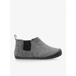 Kapcie Gumbies Brumby Boots. Szare obuwie domowe Gumbies, bez wzorów, bez zapięcia. Za 156.99 zł.