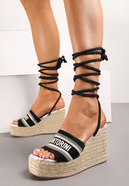 Czarne Sandały na Plecionym Koturnie z Platformą z Ozdobnym Napisem i Wiązaniem Afariana. Czarne sandały Renee, bez wzorów, bez obcasa, na koturnie, bez zapięcia. Za 139.99 zł.