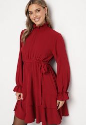 Bordowa Sukienka z Falbanami i Marszczonym Golfem z Dodatkowym Wiązanym Paskiem Savelina. Czerwone sukienki Born2be, na imprezę, bez wzorów, eleganckie, bez kołnierzyka, bez ramiączek, rozkloszowane. Za 44.99 zł.