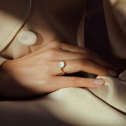 Pierścionek ze złota próby 585 z medalikiem z masy perłowej. Żółte pierścionki Lilou, z perłą, złote. Za 1,198.00 zł.