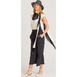 BLUZKA TWINSET Z ODPINANYM SZALEM. Białe bluzki Twinset, z aplikacjami, z wiskozy, bez kołnierzyka, bez ramiączek. Za 473.40 zł.