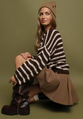 Ciemnobrązowy Sweter Oversize z Wełną i Wiskozą o Luźnym Splocie w Paski Ternose. Brązowe swetry Born2be, bez wzorów, z dzianiny, bez ramiączek. Za 149.99 zł.