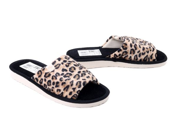 METEOR 045P Panterka czarny, kapcie damskie. Czarne obuwie domowe Meteor, bez wzorów, bez zapięcia. Za 40.79 zł.