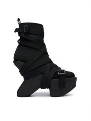 United Nude Botki Boulder Bond Boot 1102201117 Czarny. Czarne botki United Nude, bez wzorów, z materiału, bez obcasa, na słupku, bez zapięcia. Za 1,889.00 zł.