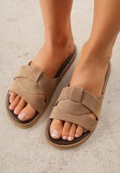 Beżowe Klapki VICES z Geometryczną Cholewką Lorazeiros. Brązowe klapki Renee, z aplikacjami, z jeansu, bez obcasa, na płaskiej podeszwie. Za 89.99 zł.