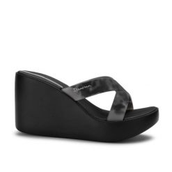 Klapki damskie na platformie Ipanema 83520 HIGH FASHION SLIDE FEM. Czarne klapki Ipanema, bez wzorów, z materiału, bez obcasa, na koturnie. Za 109.00 zł.