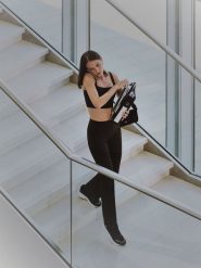 4F Legginsy w paski z rozszerzanymi nogawkami damskie - czarne L. Czarne legginsy 4f, l, bez wzorów, z dzianiny, z podwyższonym stanem, długie. Za 169.99 zł.
