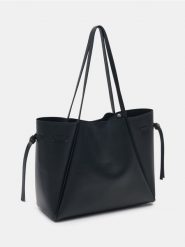 Torba shopper z kosmetyczką, z imitacji skóry - czarny. Czarne kufry i kosmetyczki Sinsay, bez wzorów, ze skóry, bez dodatków. Za 49.99 zł.