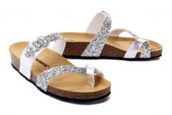 DR. BRINKMANN 700285-92 silber, klapki profilaktyczne damskie. Szare klapki Dr. Brinkmann, bez wzorów, bez obcasa, na koturnie. Za 214.90 zł.