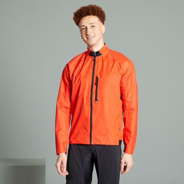 Kurtka przeciwdeszczowa rowerowa MTB Rockrider Comfort 500. Czerwone kurtki sportowe ROCKRIDER, l, bez wzorów, z materiału, bez kaptura, rowerowe. Za 159.99 zł.