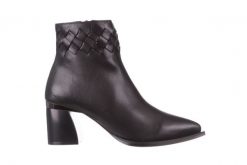 Botki Bayla-195 20K-6811 Black 195005, Czarny, Skóra naturalna - 41. Czarne botki Bayla, bez wzorów, ze skóry, bez obcasa, bez zapięcia. W wyprzedaży za 224.10 zł.