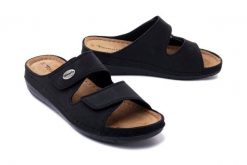 TAMARIS 27510-28 001 black, klapki damskie. Czarne klapki Tamaris, bez wzorów, ze skóry, bez obcasa, na koturnie. Za 139.93 zł.