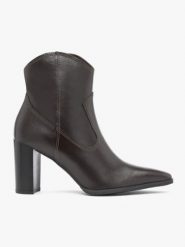 Ciemnobrązowe botki kowbojki na obcasie. Brązowe botki Ryłko, bez wzorów, ze skóry, bez obcasa, na obcasie, bez zapięcia. Za 599.99 zł.