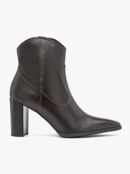 Ciemnobrązowe botki kowbojki na obcasie. Brązowe botki Ryłko, bez wzorów, ze skóry, bez obcasa, na obcasie, bez zapięcia. Za 599.99 zł.