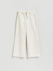 Jeansy wide leg z haftem - biały. Białe jeansy Reserved, bez wzorów. Za 159.99 zł.