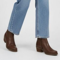 Botki damskie Hee, kowbojki skórzane na obcasie i zapinane na zamek, brązowe, 25773. Brązowe botki Hee, bez wzorów, z jeansu, bez obcasa, na obcasie, bez zapięcia. Za 373.99 zł.