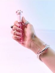 Błyszczyk do ust z perłowym połyskiem o zapachu wanilii - różowy. Błyszczyki Sinsay. Za 9.99 zł.