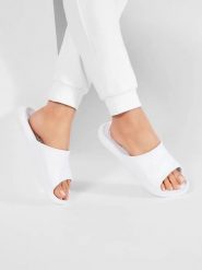 Klapki damskie Nike Victori One Shwer. Białe klapki Nike, bez wzorów, z materiału, bez obcasa. Za 263.00 zł.