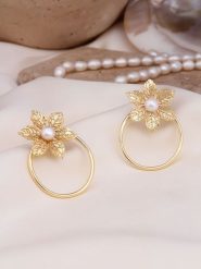 Pierres delicates Pozłacane kolczyki-wkrętki z perłami rozmiar: onesize. Białe kolczyki Pierres delicates, z perłą, pozłacane. Za 43.99 zł.