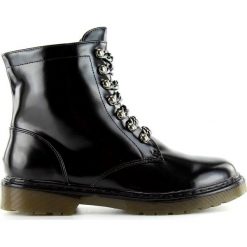 Czarne Botki martensiaki DD32 Black. Czarne botki ButyModne, bez wzorów, bez obcasa, bez zapięcia. W wyprzedaży za 139.00 zł.