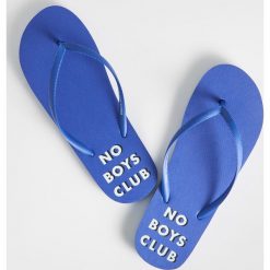 Klapki No boys club - Niebieski. Niebieskie klapki Sinsay, bez wzorów, bez obcasa. Za 9.99 zł.