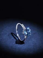 DIAMANTA Złoty pierścionek "Nimué" z diamentami i topazem rozmiar: 56. Szare pierścionki DIAMANTA, z diamentem, złote. Za 1,221.27 zł.