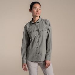 Koszula przeciw komarom damska Craghoppers NosiLife Loukkos Long Sleeved Shirt. Zielone koszule Craghoppers, bez wzorów, z materiału, bez kołnierzyka, bez ramiączek. Za 434.80 zł.