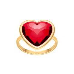 Pierścionek Icons z czerwonym kryształem w kształcie serca pozłacany. Czerwone pierścionki Lilou, z kryształem, pozłacane. Za 189.00 zł.