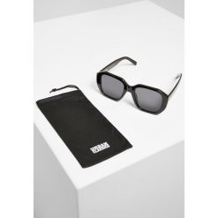 Okulary przeciwsłoneczne Urban Classics 113 uc. Czarne okulary przeciwsłoneczne Urban Classics, bez wzorów, sportowe. W wyprzedaży za 34.50 zł.