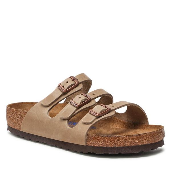 Klapki Birkenstock. Brązowe klapki Birkenstock, bez wzorów, bez obcasa. Za 599.99 zł.