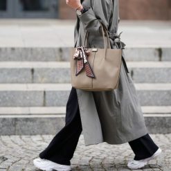 Shopperka z ozdobną wstążką Solier FL35 taupe beżowa. Szare torebki klasyczne Solier, bez wzorów, z jeansu, na ramię, bez dodatków. Za 389.00 zł.