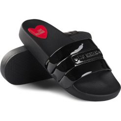 Klapki Love Moschino. Czarne klapki Love Moschino, bez wzorów, bez obcasa. Za 209.00 zł.