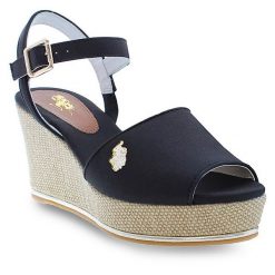 Sandały U.S. Polo Assn. Czarne sandały U.S. Polo Assn., bez wzorów, bez obcasa, na koturnie, bez zapięcia. Za 279.99 zł.