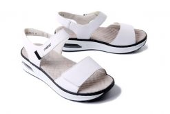 RIEKER 65663-80 white, sandały damskie. Białe sandały Rieker, bez wzorów, sportowe, bez obcasa, bez zapięcia. Za 329.90 zł.