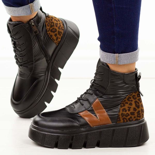 Czarne botki damskie na platformie Vinceza 58562. Czarne botki VINCEZA, na jesień, bez wzorów, z dzianiny, z okrągłym noskiem, bez obcasa, na platformie, bez zapięcia. Za 259.00 zł.