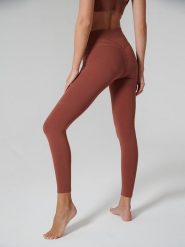 Onamaste Legginsy sportowe "Suzanna" w kolorze czerwonobrązowym rozmiar: S/M. Brązowe legginsy Onamaste, m, bez wzorów, z materiału, z podwyższonym stanem. Za 109.78 zł.
