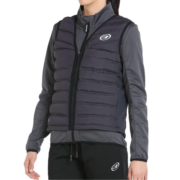 Anorack Parka Bullpadel Noia Woman. Czarne parki bullpadel, sportowe, bez kaptura. W wyprzedaży za 492.60 zł.