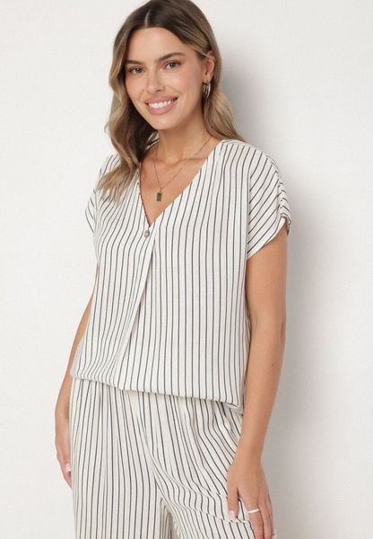 Biało-Granatowa Bawełniana Bluzka z Guzikiem i Paskami Kolarira. Białe bluzki Born2be, m, bez wzorów, z bawełny, klasyczne, bez kołnierzyka, bez ramiączek. Za 59.99 zł.