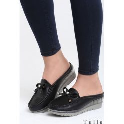 Czarne Klapki Bompton. Czarne klapki Born2be, bez wzorów, z materiału, bez obcasa, na koturnie. Za 29.99 zł.