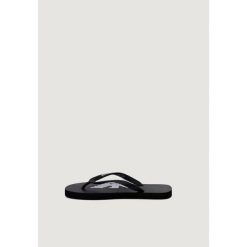 Japonki Kobieta EMPORIO ARMANI CONNECTED UNISEX swimwear. Czarne klapki Emporio Armani Connected, bez wzorów, bez obcasa. W wyprzedaży za 216.90 zł.