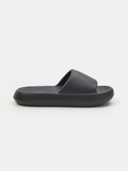 Piankowe klapki - czarny. Czarne klapki Sinsay, bez wzorów, bez obcasa. Za 29.99 zł.