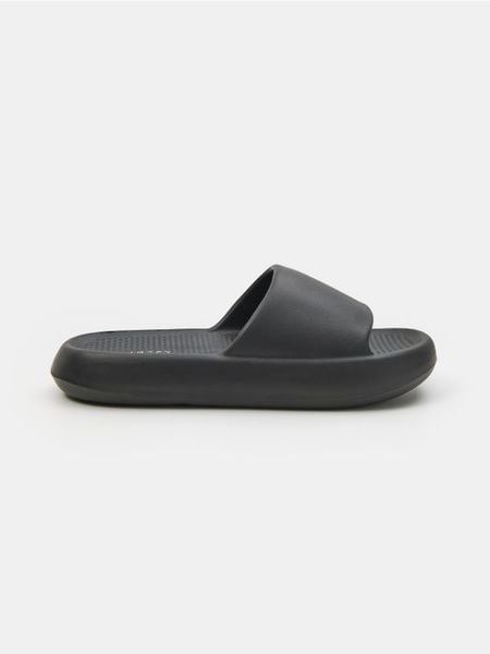 Piankowe klapki - czarny. Czarne klapki Sinsay, bez wzorów, bez obcasa. Za 29.99 zł.