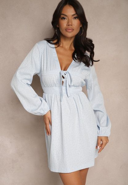 Niebieska Wiązana Rozkloszowana Sukienka z Ozdobnym Tłoczeniem Falretia. Niebieskie sukienki Renee, na co dzień, l, bez wzorów, eleganckie, bez kołnierzyka, bez ramiączek, mini, kopertowe. Za 149.99 zł.